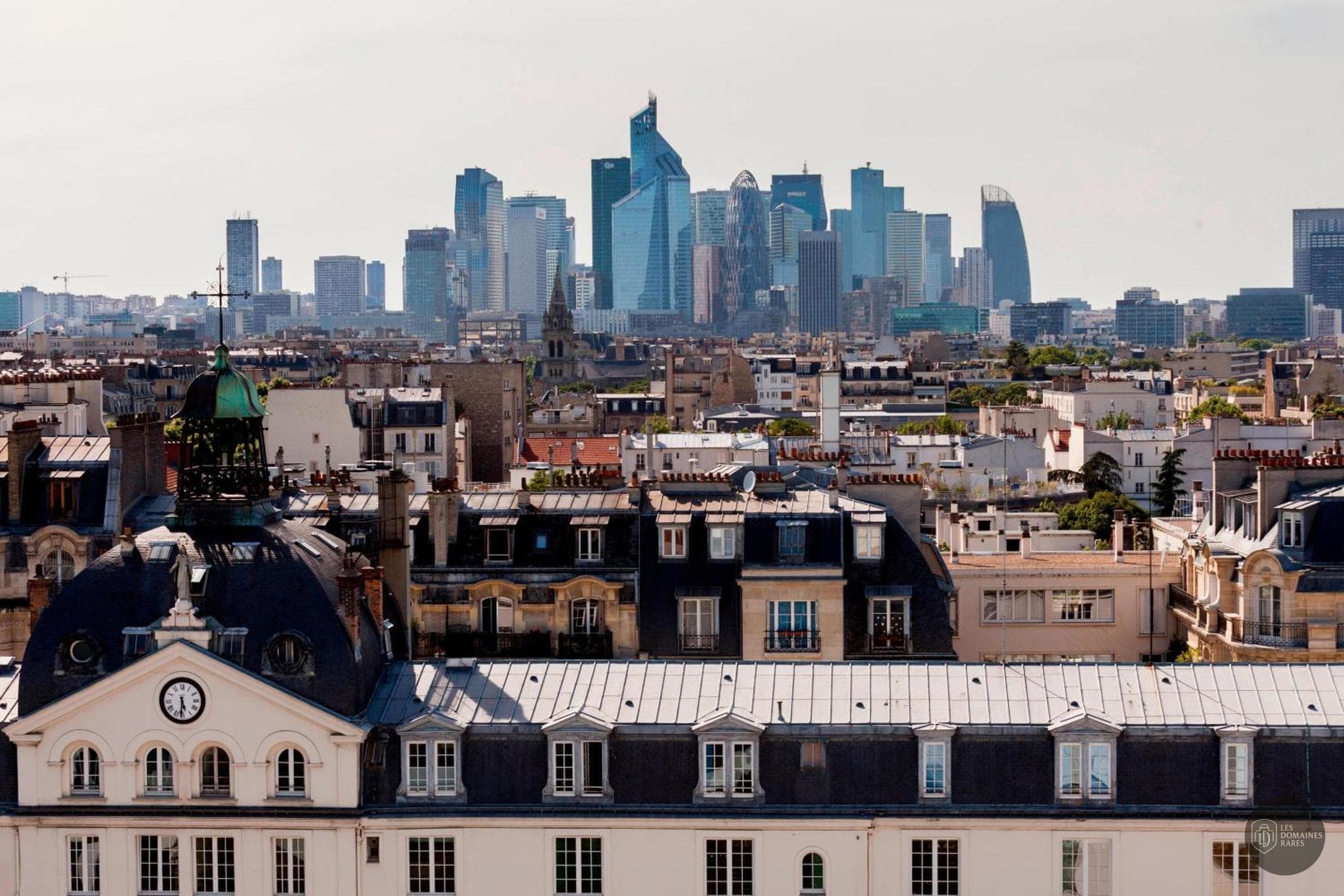 Vue extérieure de l'hôtel La Villa Maillot à Paris en Île-de-France