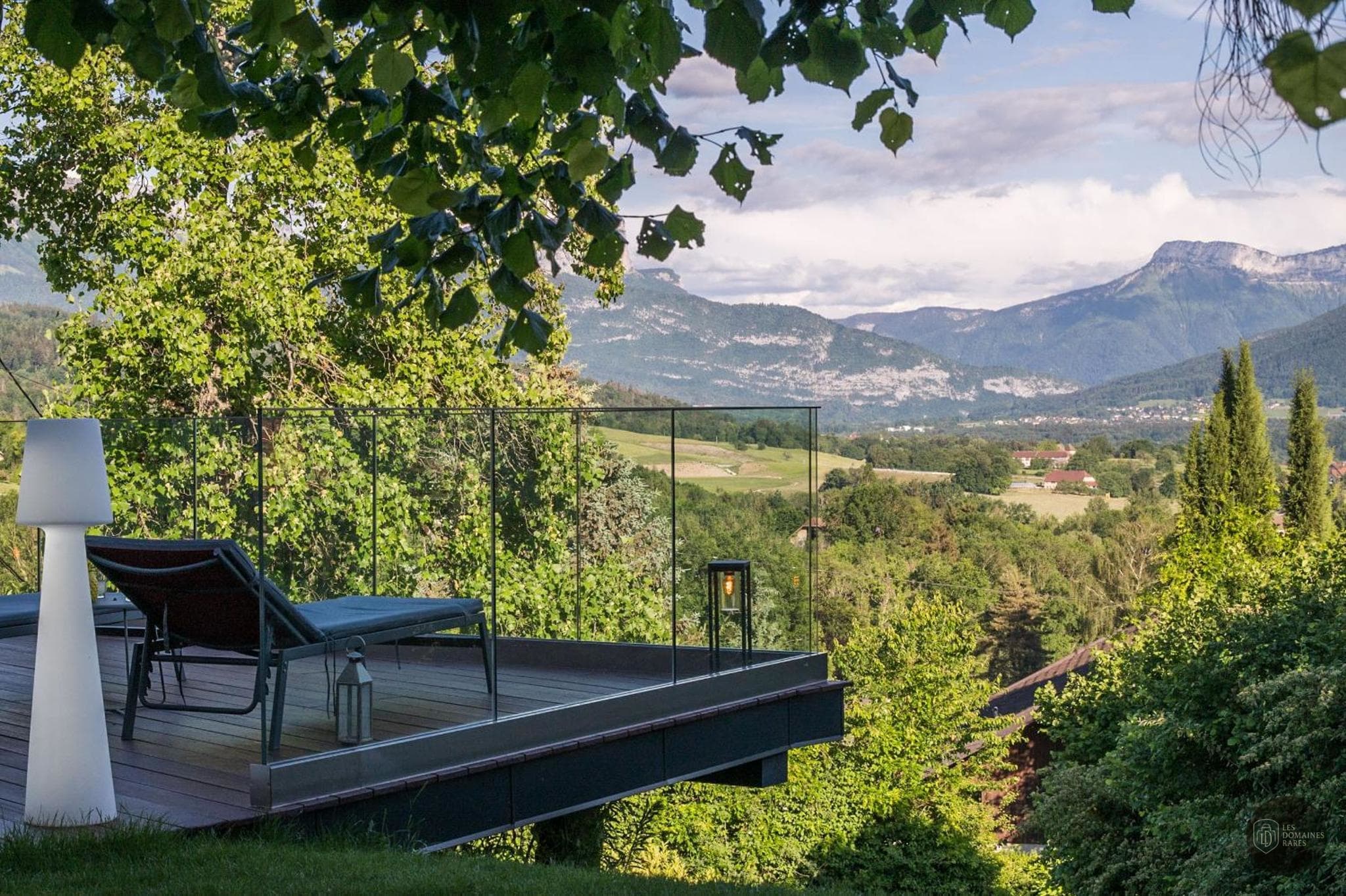 Vue extérieure de l'hôtel La Villa du Lac en Auvergne-Rhône-Alpes