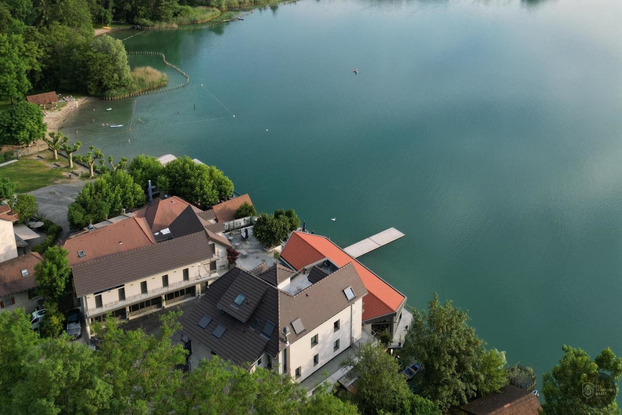 Vue extérieure de l'hôtel La Villa du Lac en Auvergne-Rhône-Alpes