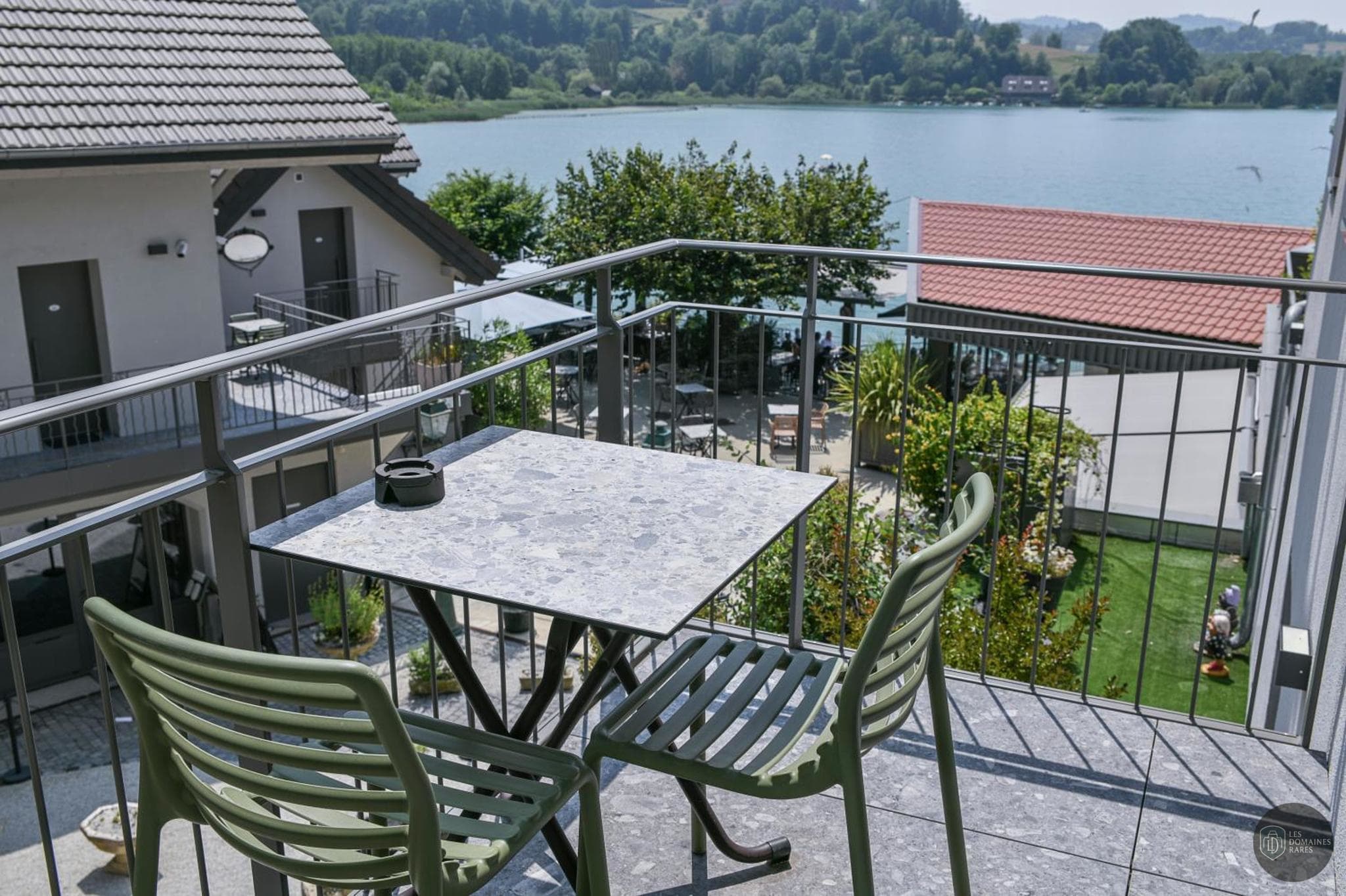 Vue extérieure de l'hôtel La Villa du Lac en Auvergne-Rhône-Alpes