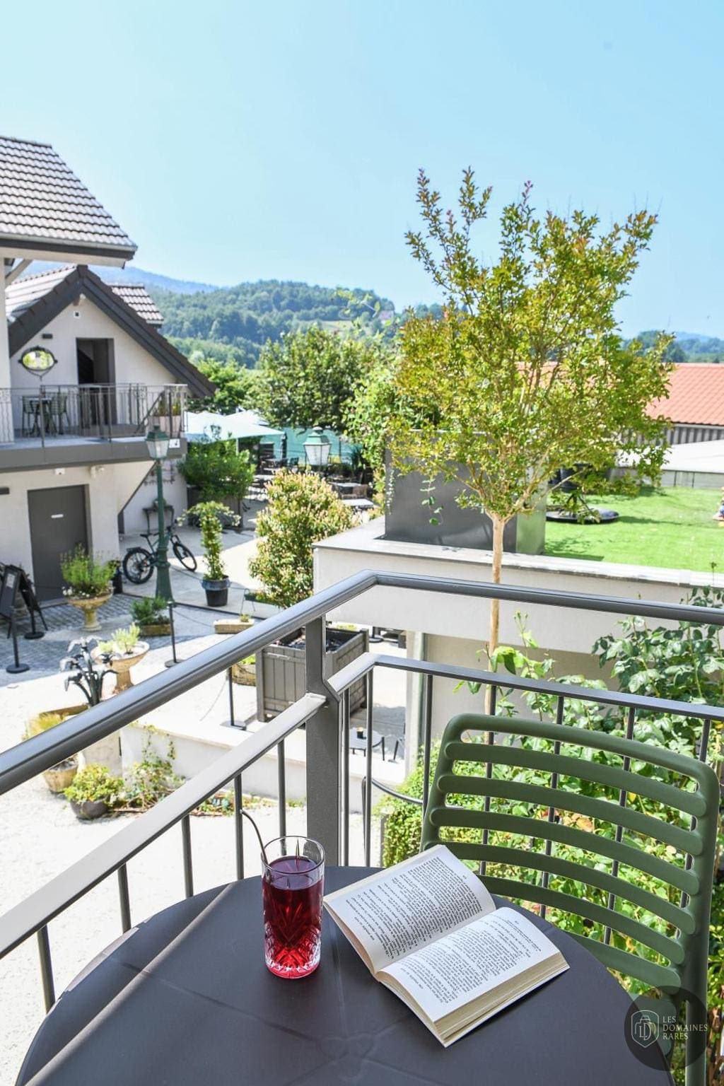 Vue extérieure de l'hôtel La Villa du Lac en Auvergne-Rhône-Alpes