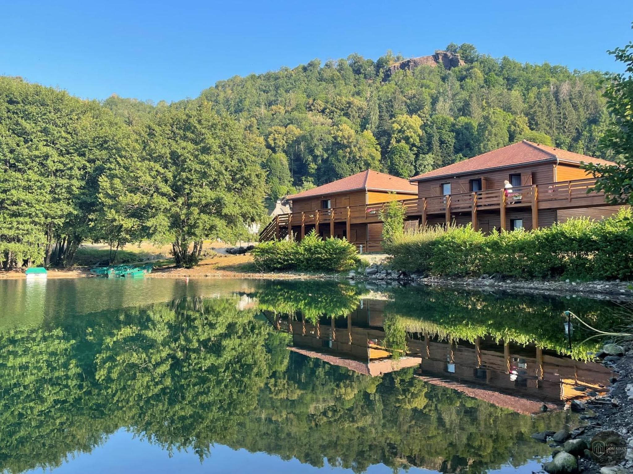 Vue extérieure du lieu Lac des Graves à Lascelle en Auvergne-Rhône-Alpes