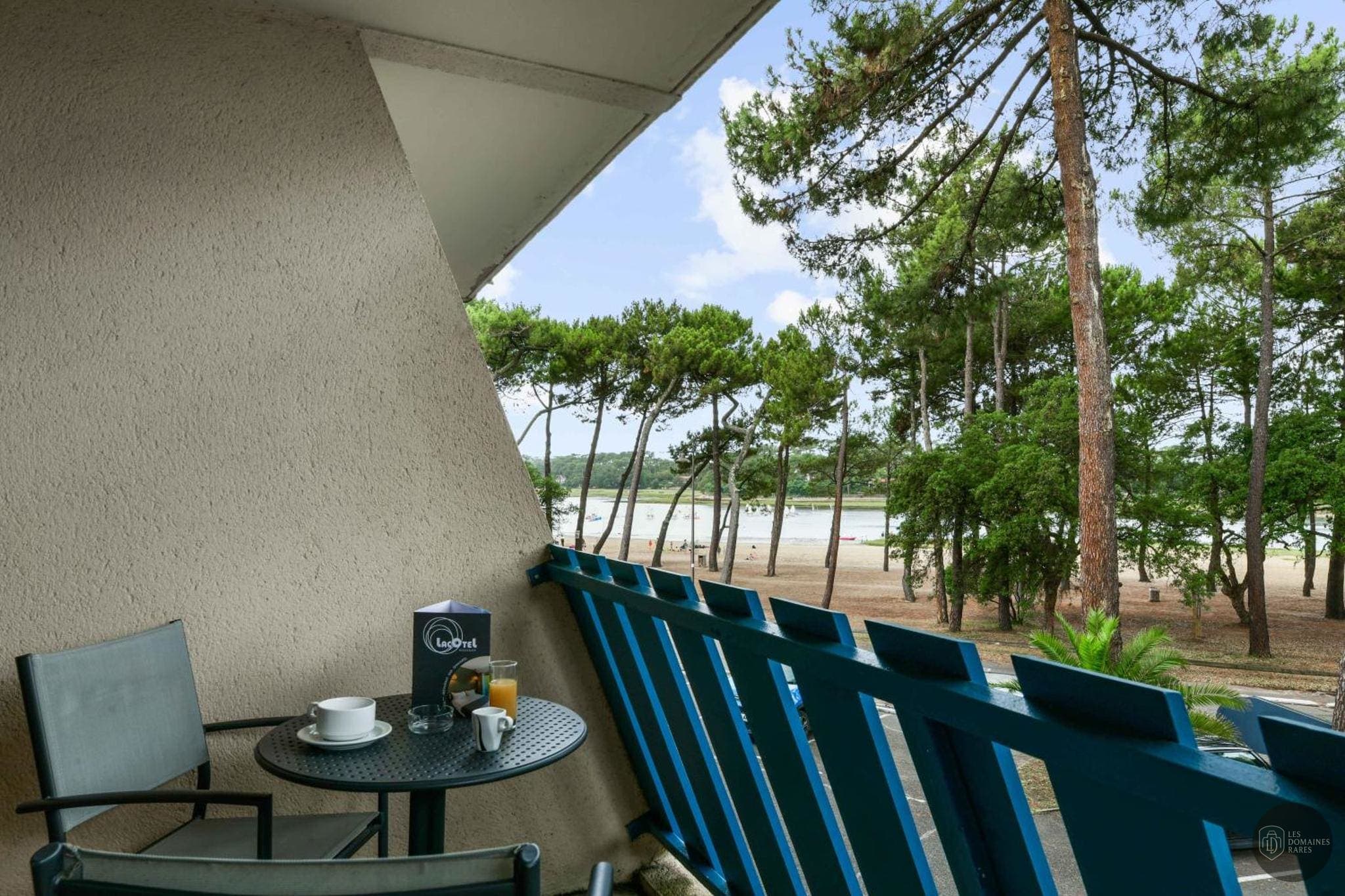 Lacotel — Extérieur