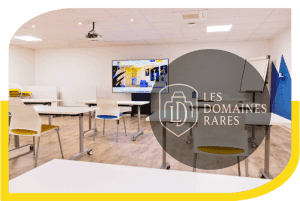 Salle de formation lumineuse avec tables