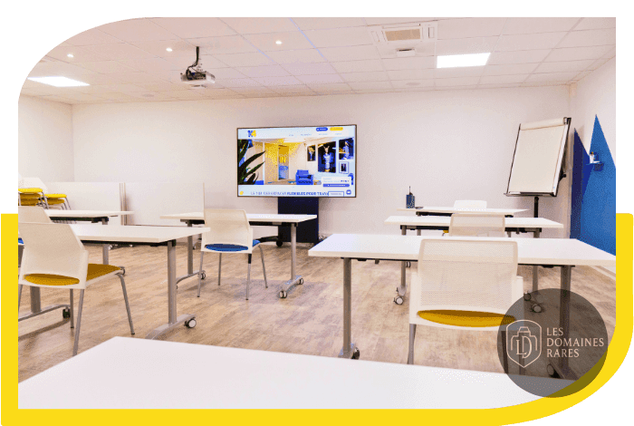 Salle de formation avec tables et chaises