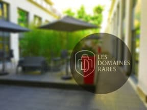 Terrasse extérieure avec parasols