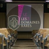 Salle de réunion avec écran de projection