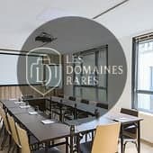 Petite salle de réunion avec tables
