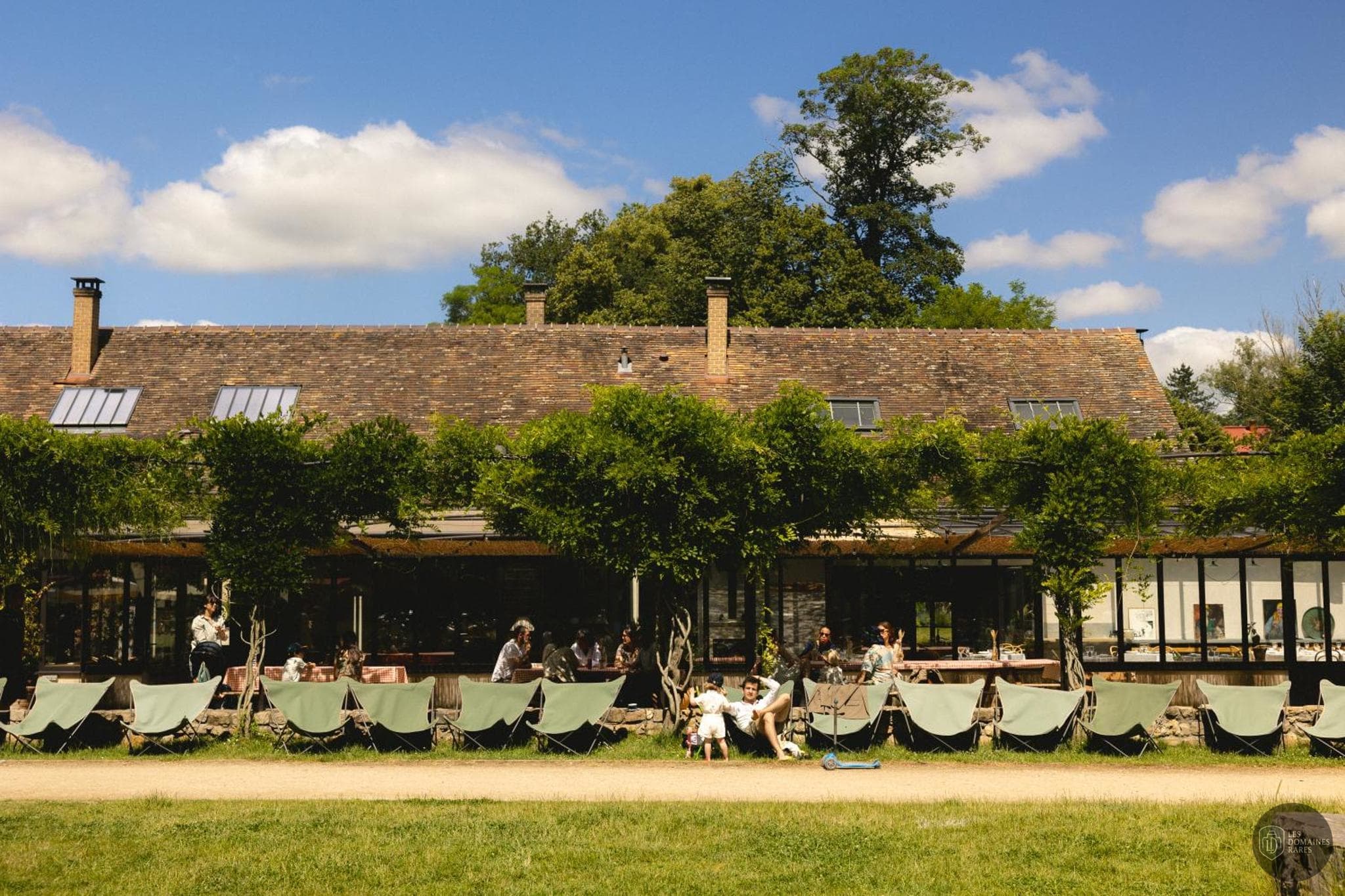 Vue extérieure du lieu Le Barn à Bonnelles en Île-de-France