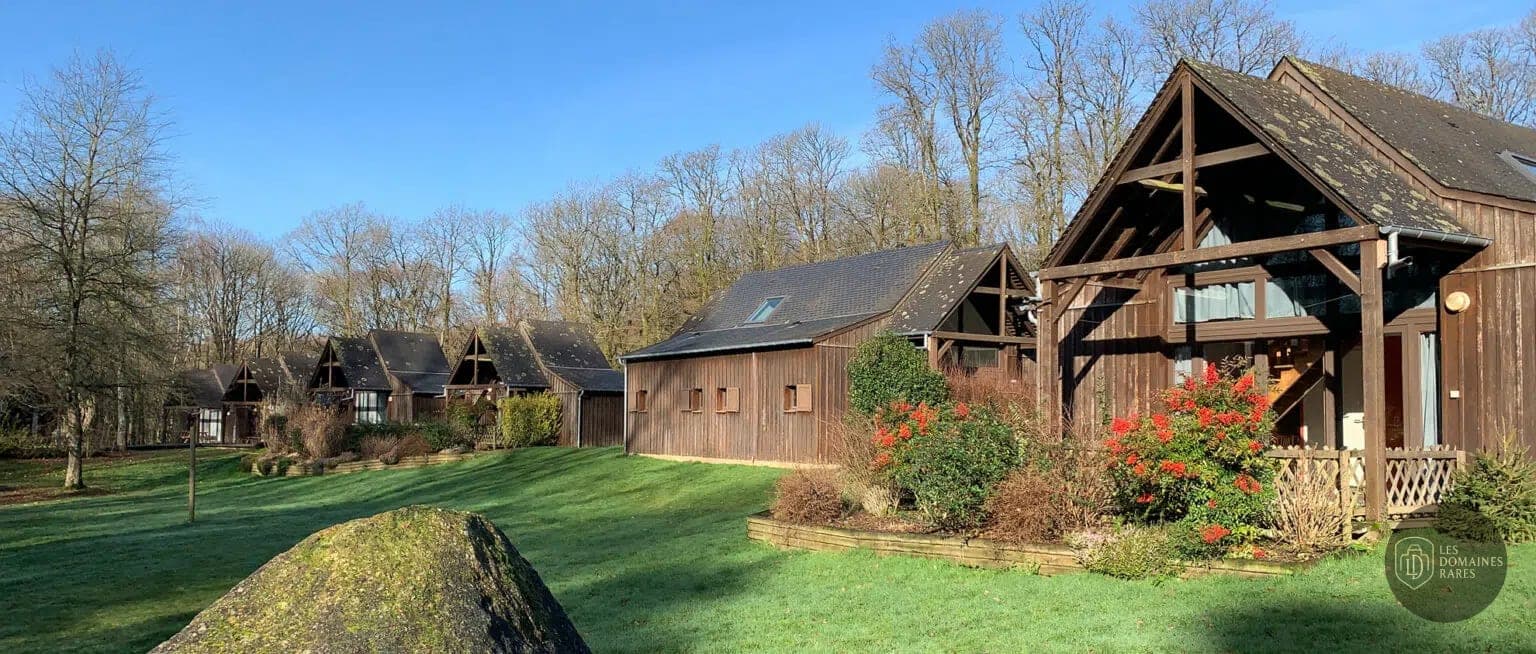 Vue extérieure du lieu Le Bois du Tay à Hambers en Pays de la Loire