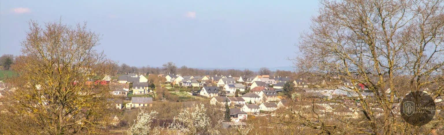 Vue extérieure du lieu Le Bois du Tay à Hambers en Pays de la Loire