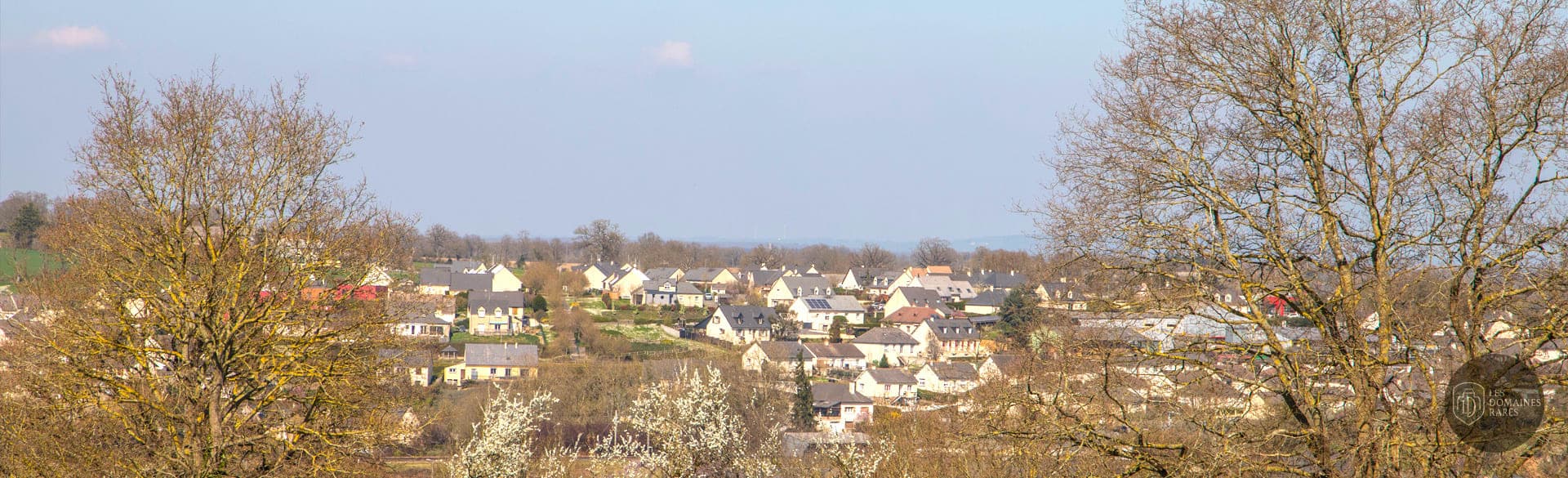 Vue extérieure du lieu Le Bois du Tay à Hambers en Pays de la Loire