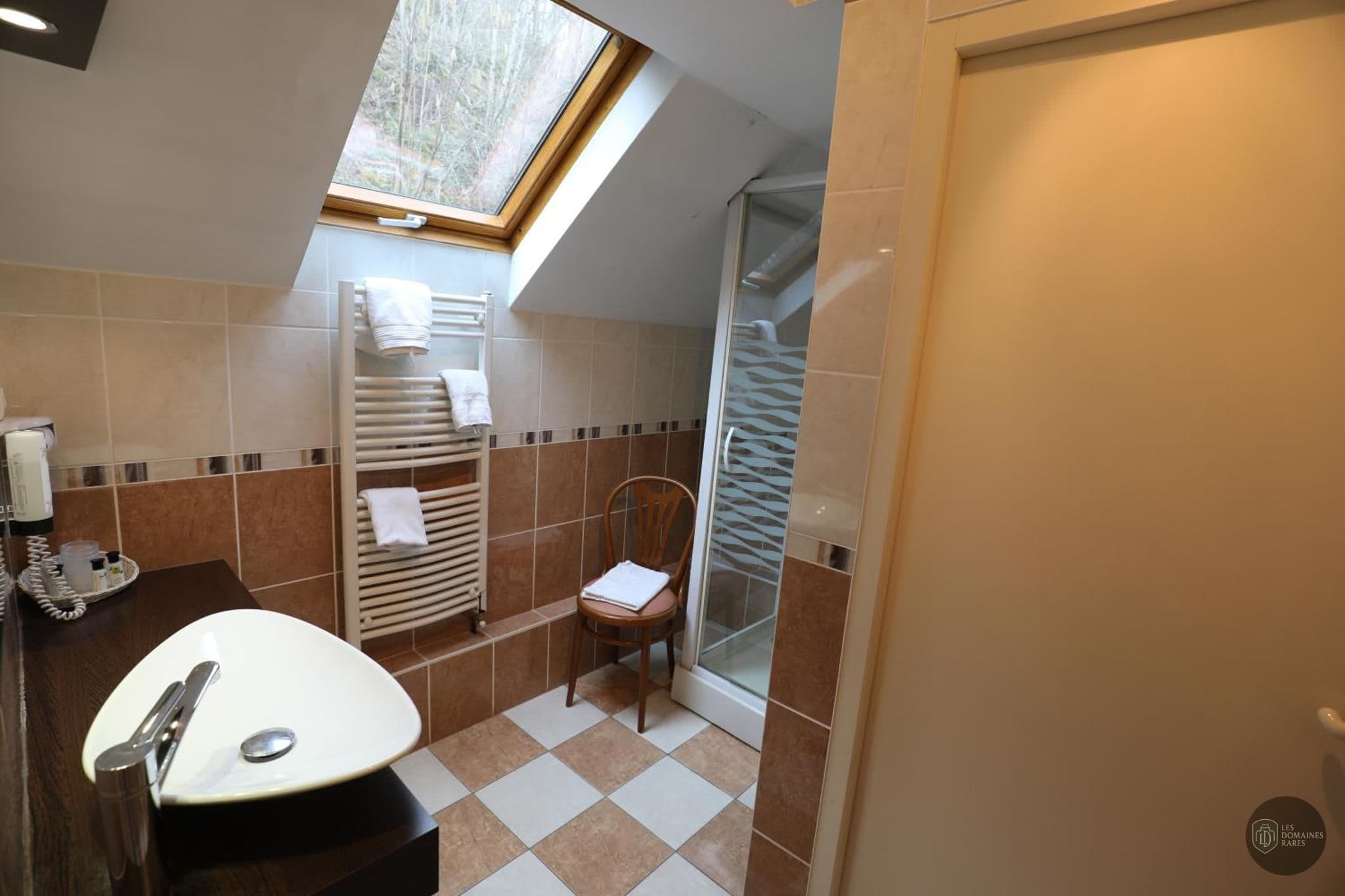 Salle de bain de l'hôtel Le Bourguignon à Bèze en Bourgogne-Franche-Comté