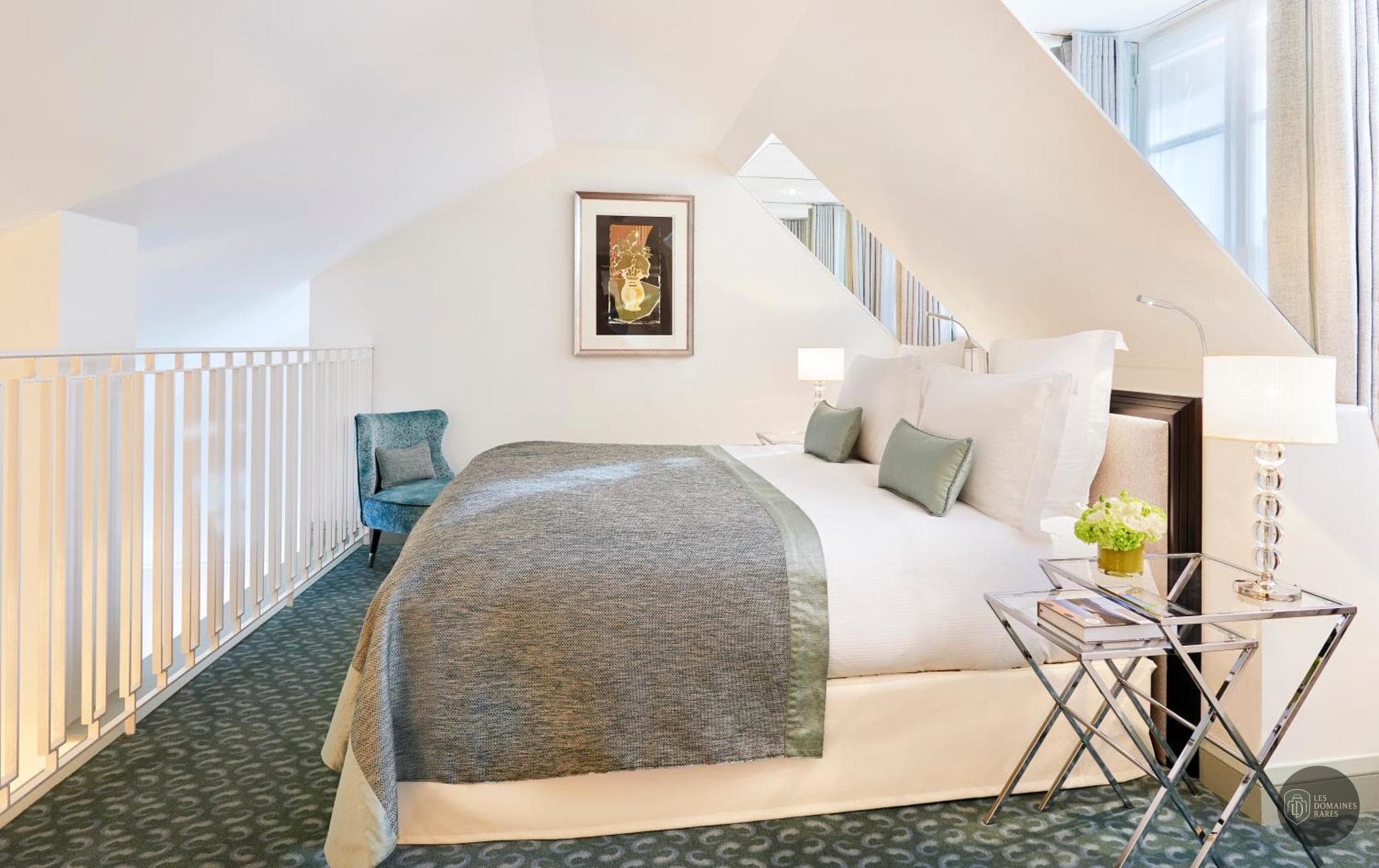 Chambre de l'hôtel Le Burgundy à Paris en Île-de-France - séminaire paris france coordonnées gps latitude : 48.867975