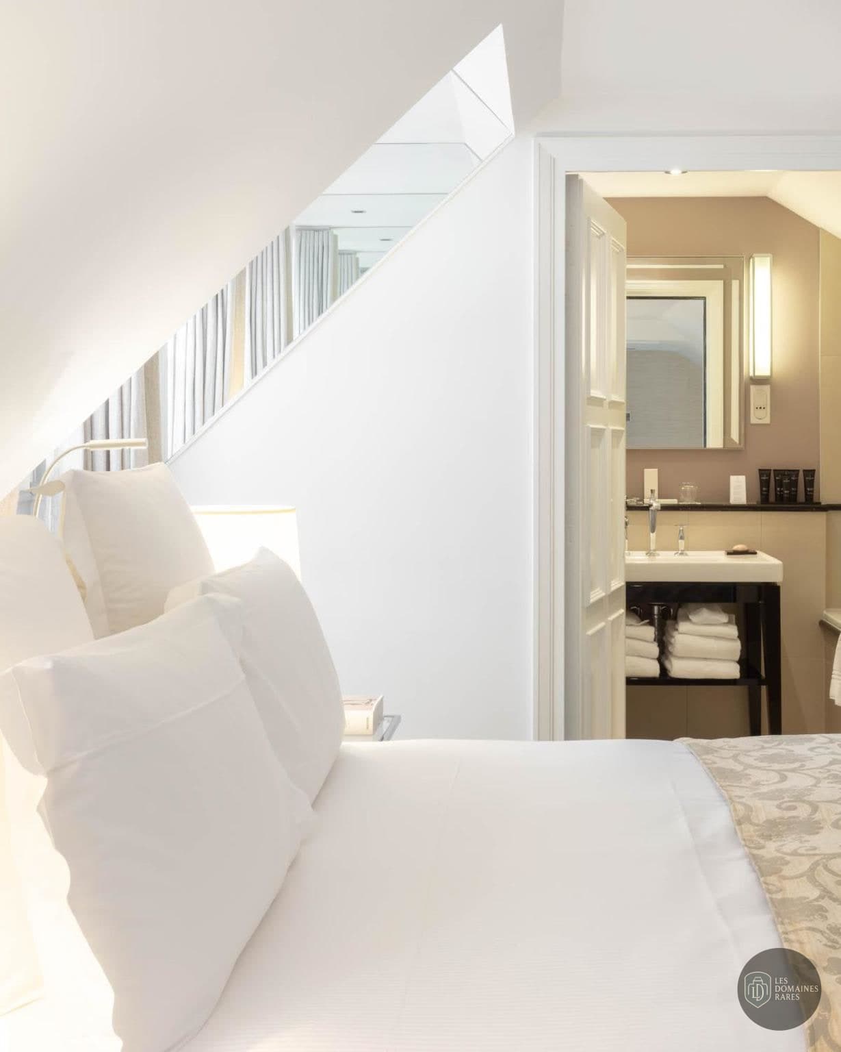 Chambre de l'hôtel Le Burgundy à Paris en Île-de-France