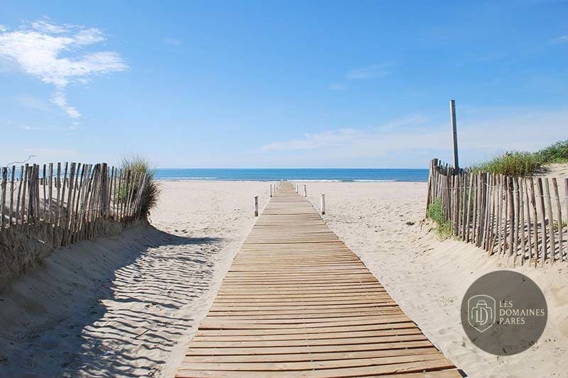 Vue extérieure du camping Le Camarguais à Lattes en Occitanie