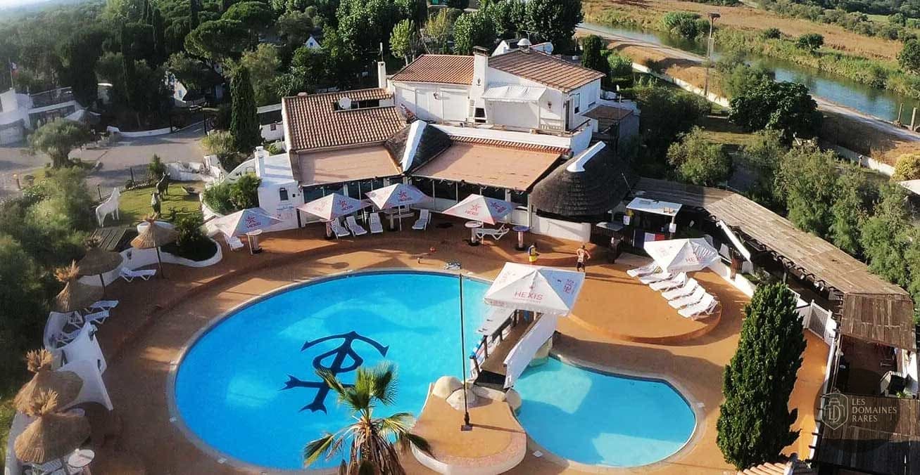 Vue extérieure du camping Le Camarguais à Lattes en Occitanie
