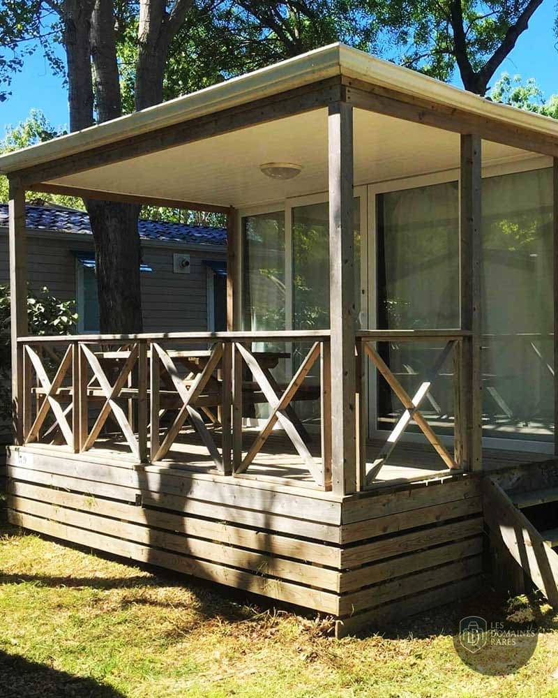 Vue extérieure du camping Le Camarguais à Lattes en Occitanie