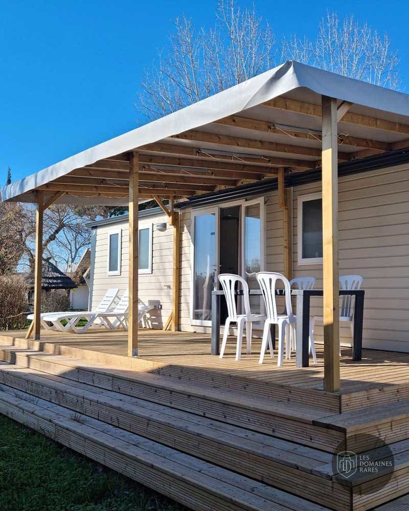 Vue extérieure du camping Le Camarguais à Lattes en Occitanie