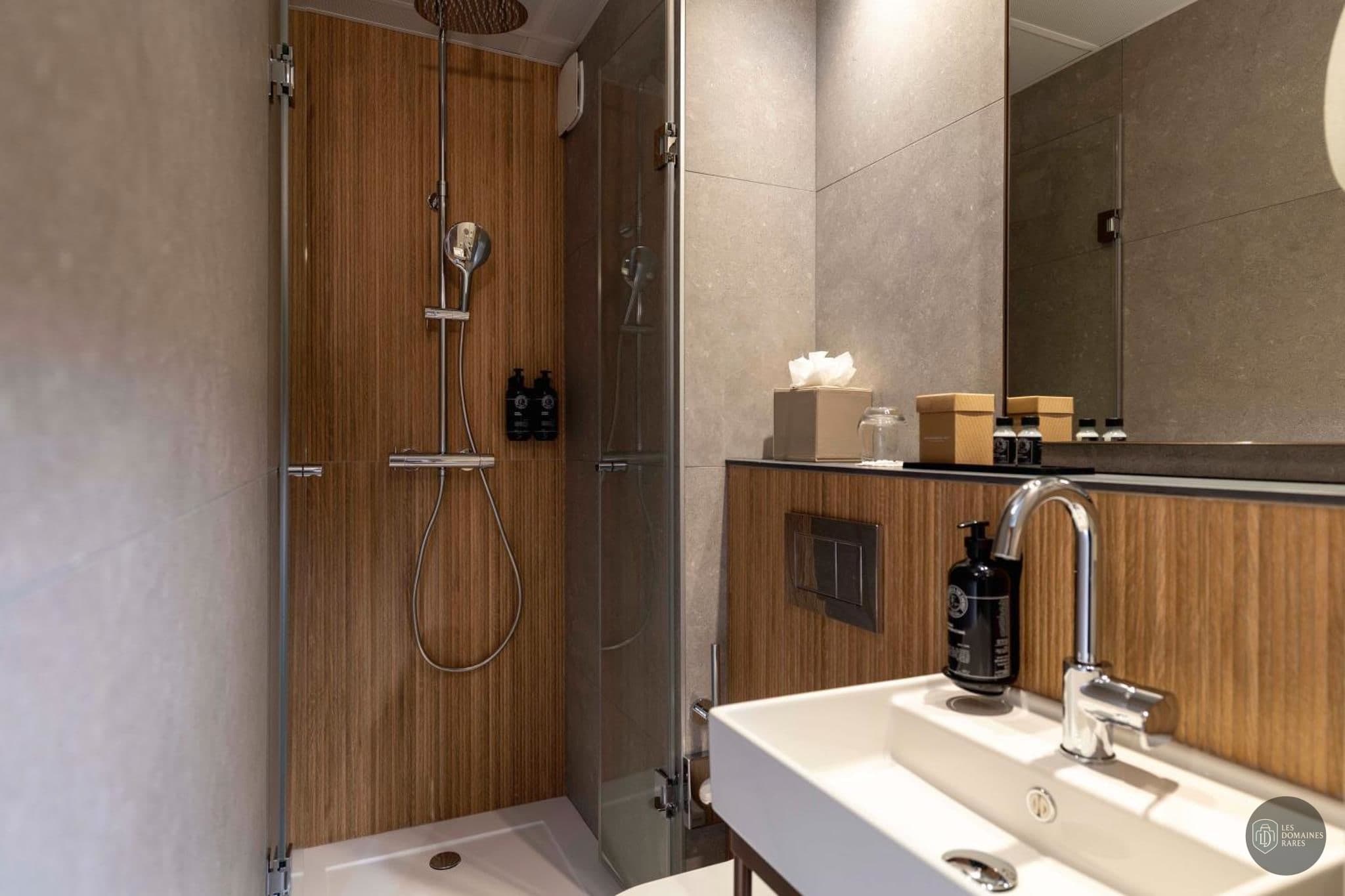 Salle de bain de l'hôtel Le Cardinal à Paris en Île-de-France