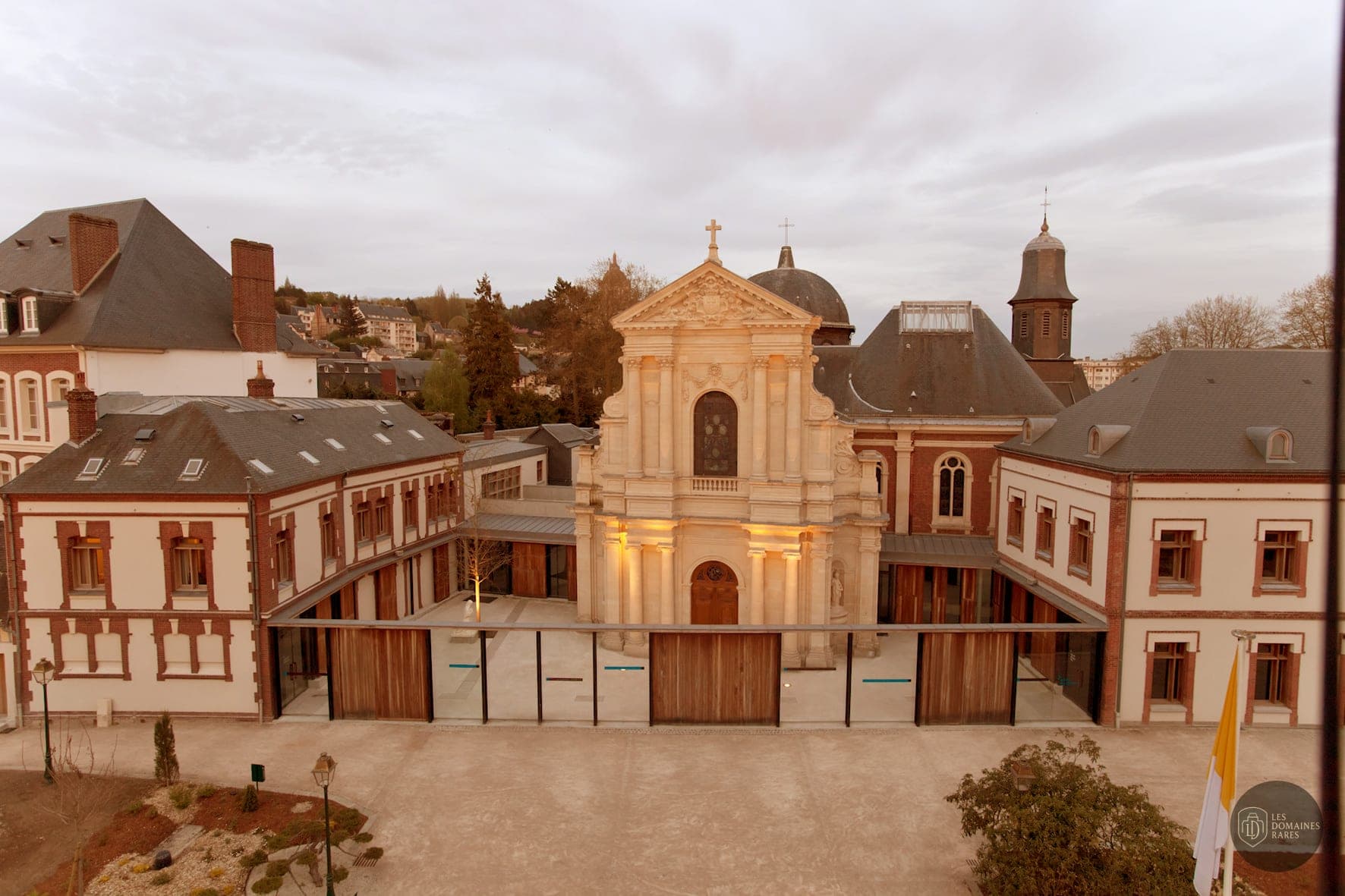 Vue extérieure de l'hôtel Le Carmel à Les en Auvergne-Rhône-Alpes
