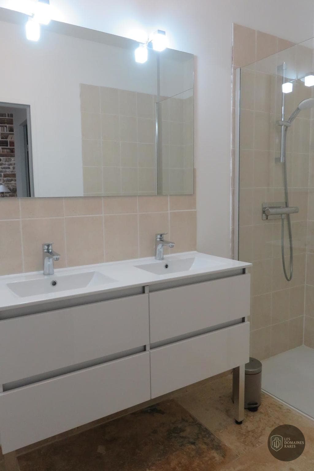 Salle de bain du lieu Le Catalpa à Cordelle en Auvergne-Rhône-Alpes