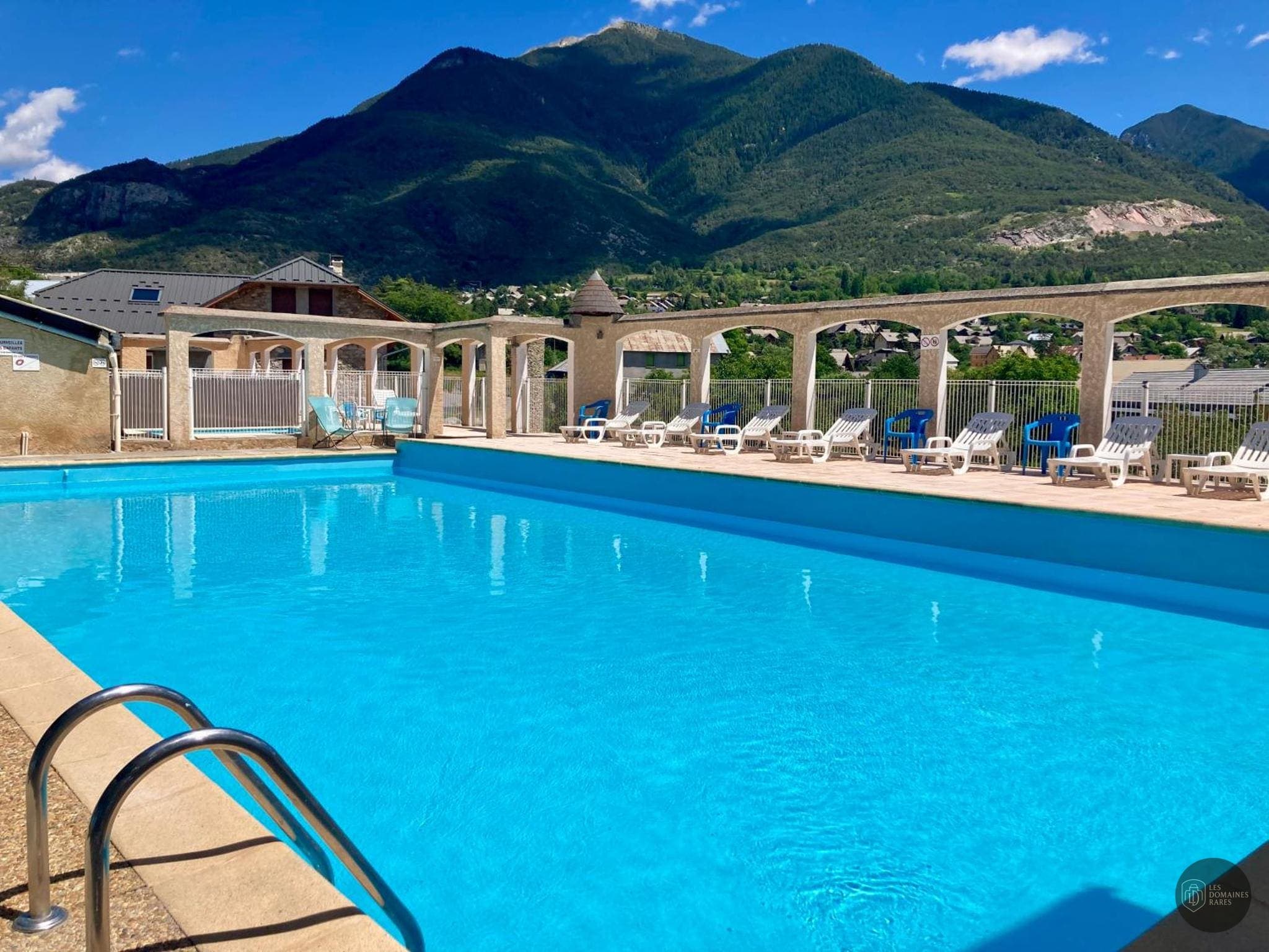 Vue extérieure de l'hôtel Le Catinat Fleuri à Guillestre en Provence-Alpes-Côte d'Azur