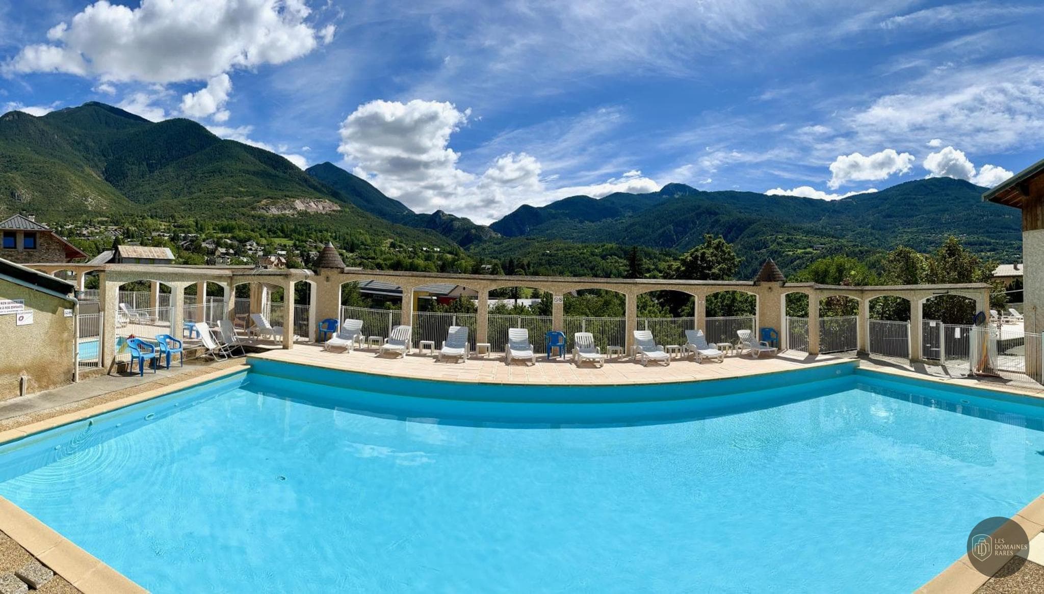 Vue extérieure de l'hôtel Le Catinat Fleuri à Guillestre en Provence-Alpes-Côte d'Azur
