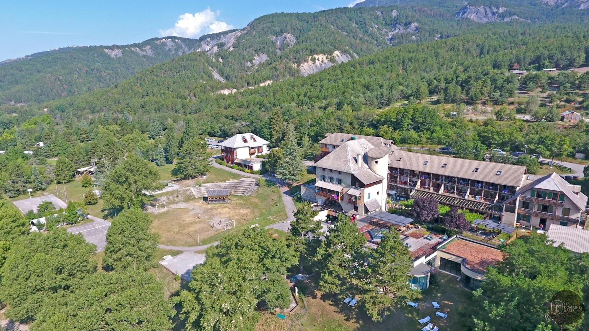 Vue extérieure de l'hôtel Le Chadenas à Embrun en Provence-Alpes-Côte d'Azur