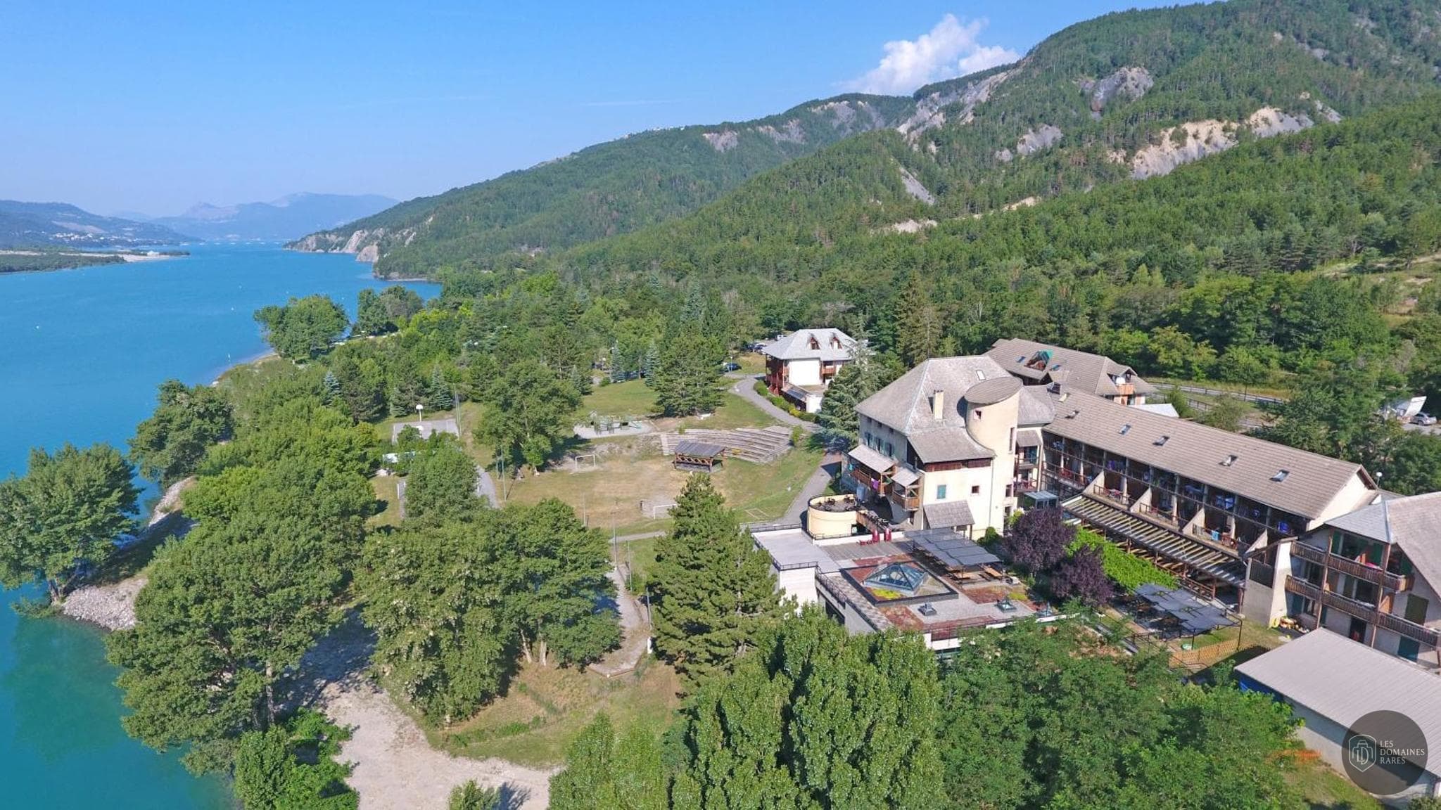 Vue extérieure de l'hôtel Le Chadenas à Embrun en Provence-Alpes-Côte d'Azur