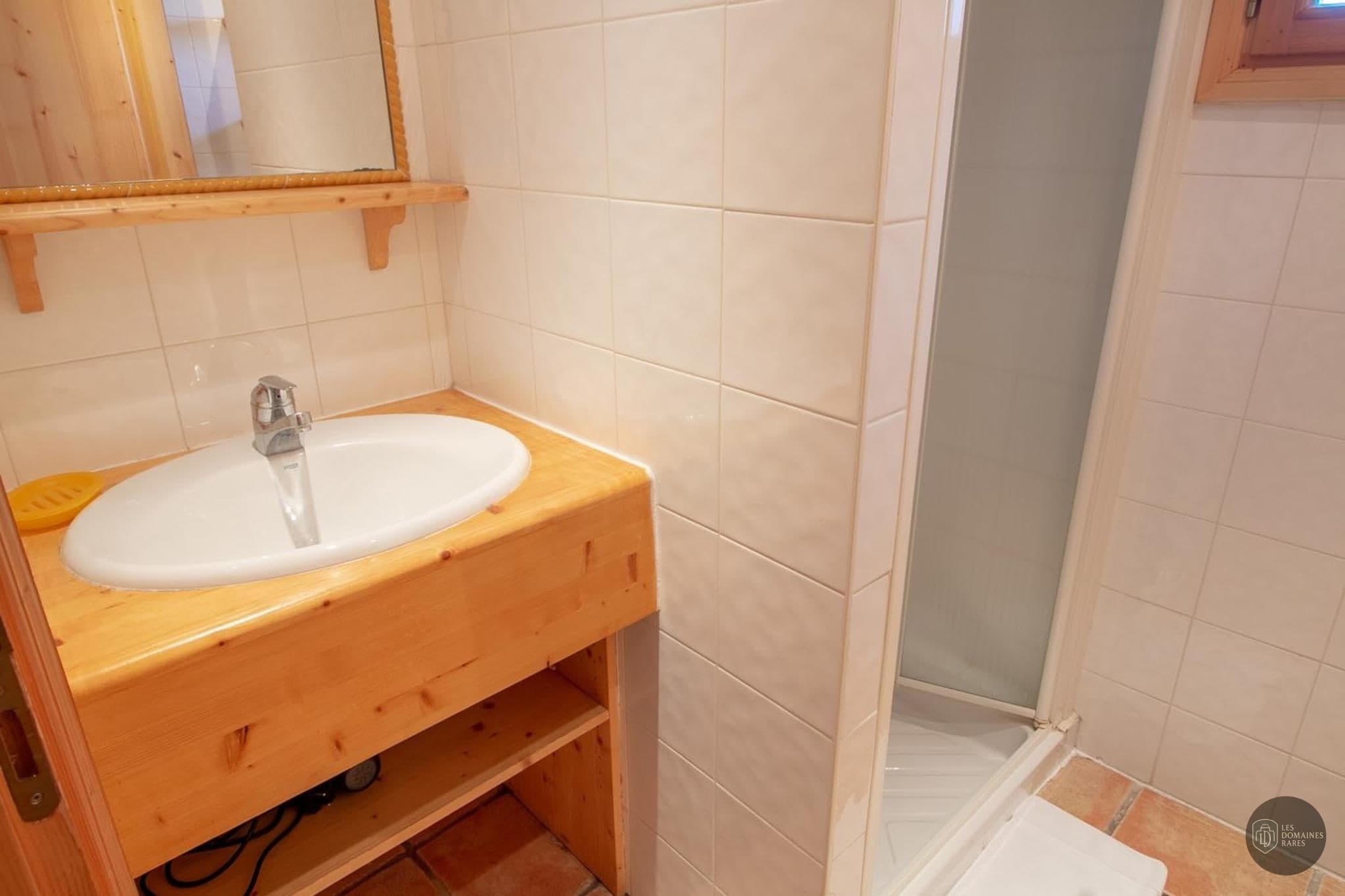 Salle de bain du lieu Le Chalet à Le en Île-de-France