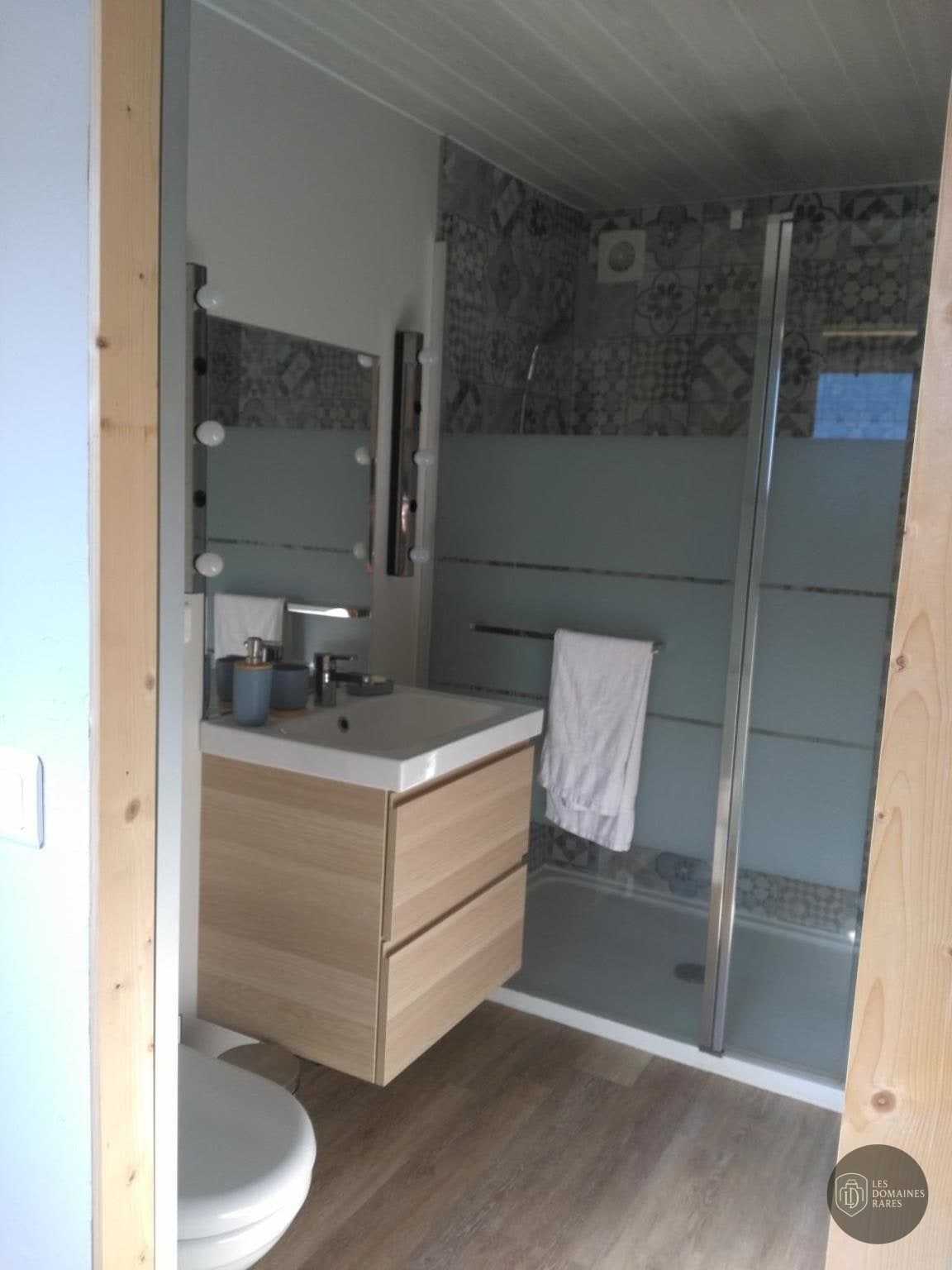 Salle de bain du lieu Le Chalet du Lac à Pierrefonds en Hauts-de-France