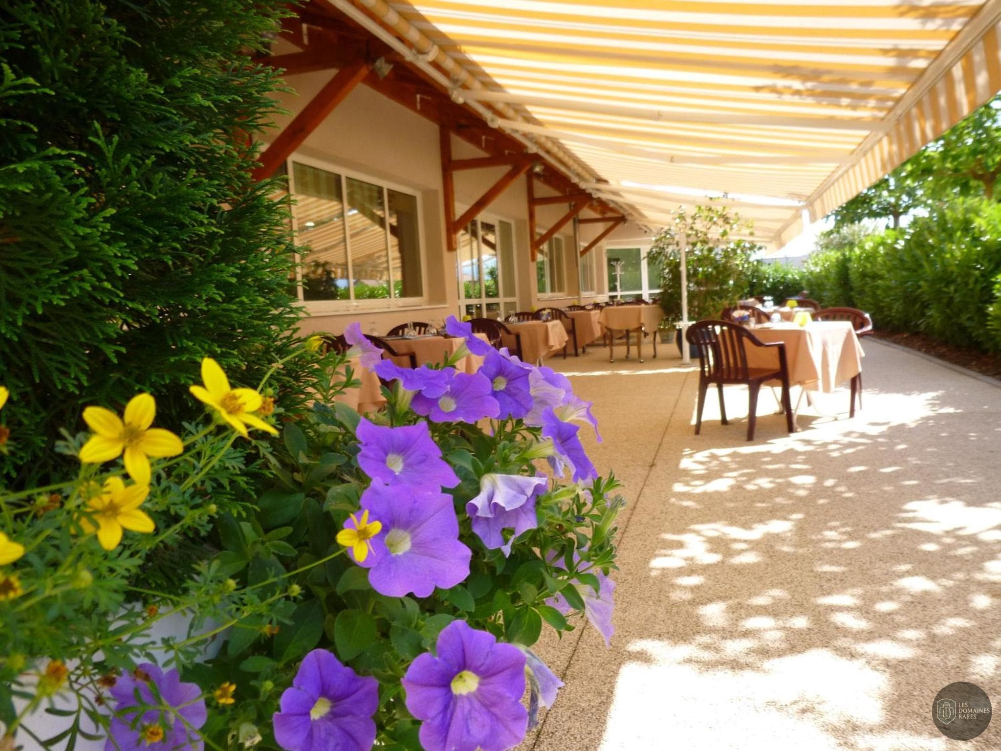 Vue extérieure de l'hôtel Le Chatard à Sarcey en Auvergne-Rhône-Alpes