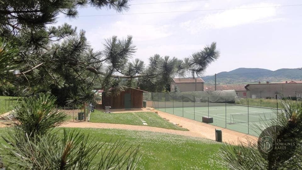 Vue extérieure de l'hôtel Le Chatard à Sarcey en Auvergne-Rhône-Alpes