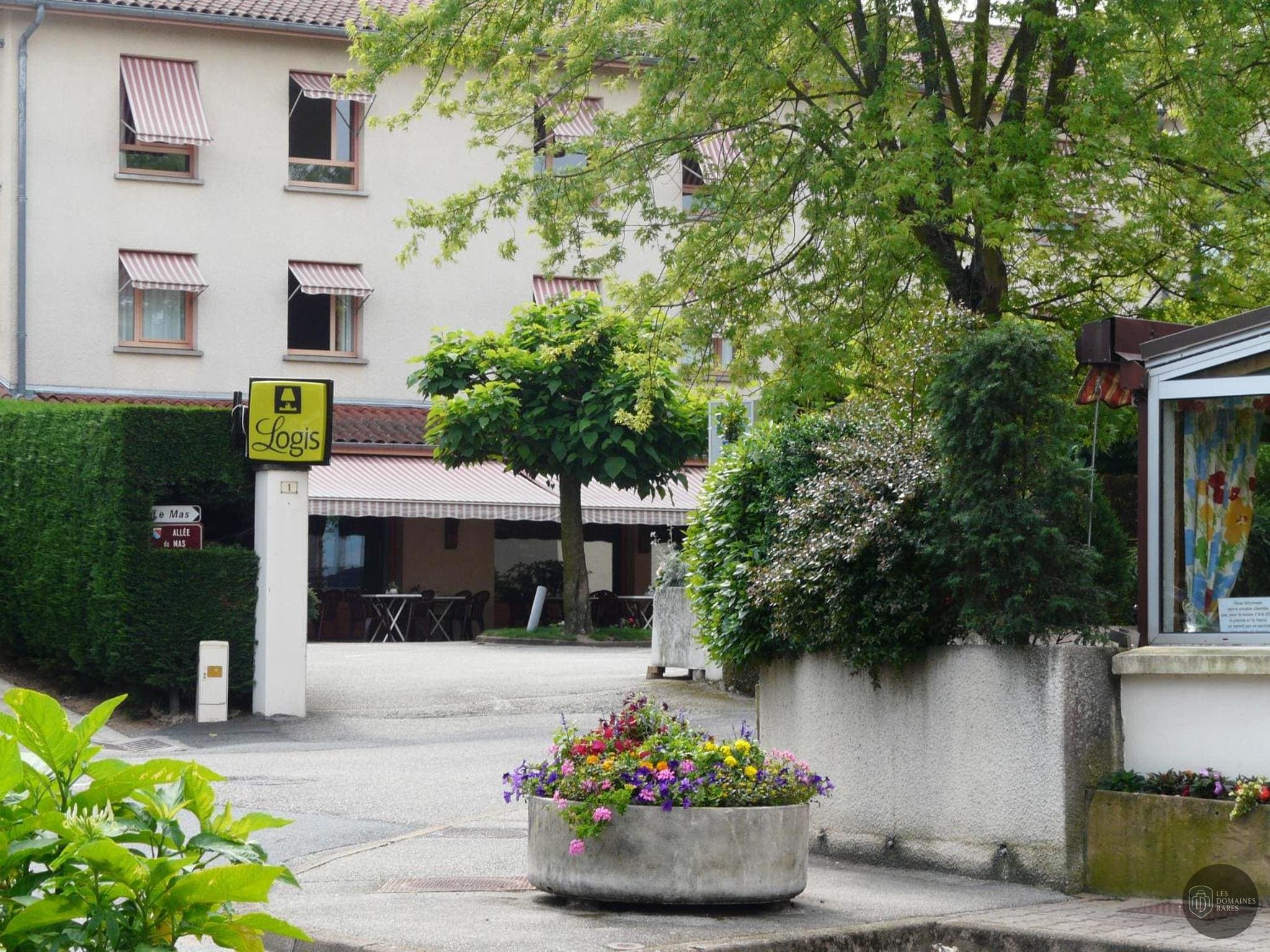 Vue extérieure de l'hôtel Le Chatard à Sarcey en Auvergne-Rhône-Alpes
