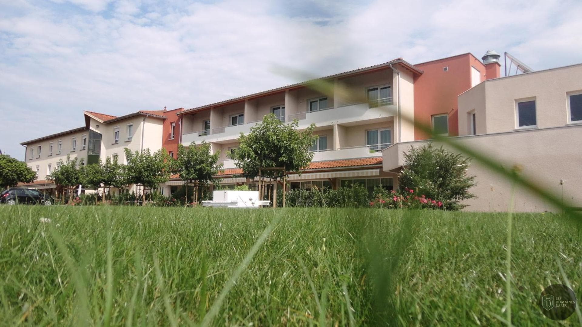 Vue extérieure de l'hôtel Le Chatard à Sarcey en Auvergne-Rhône-Alpes