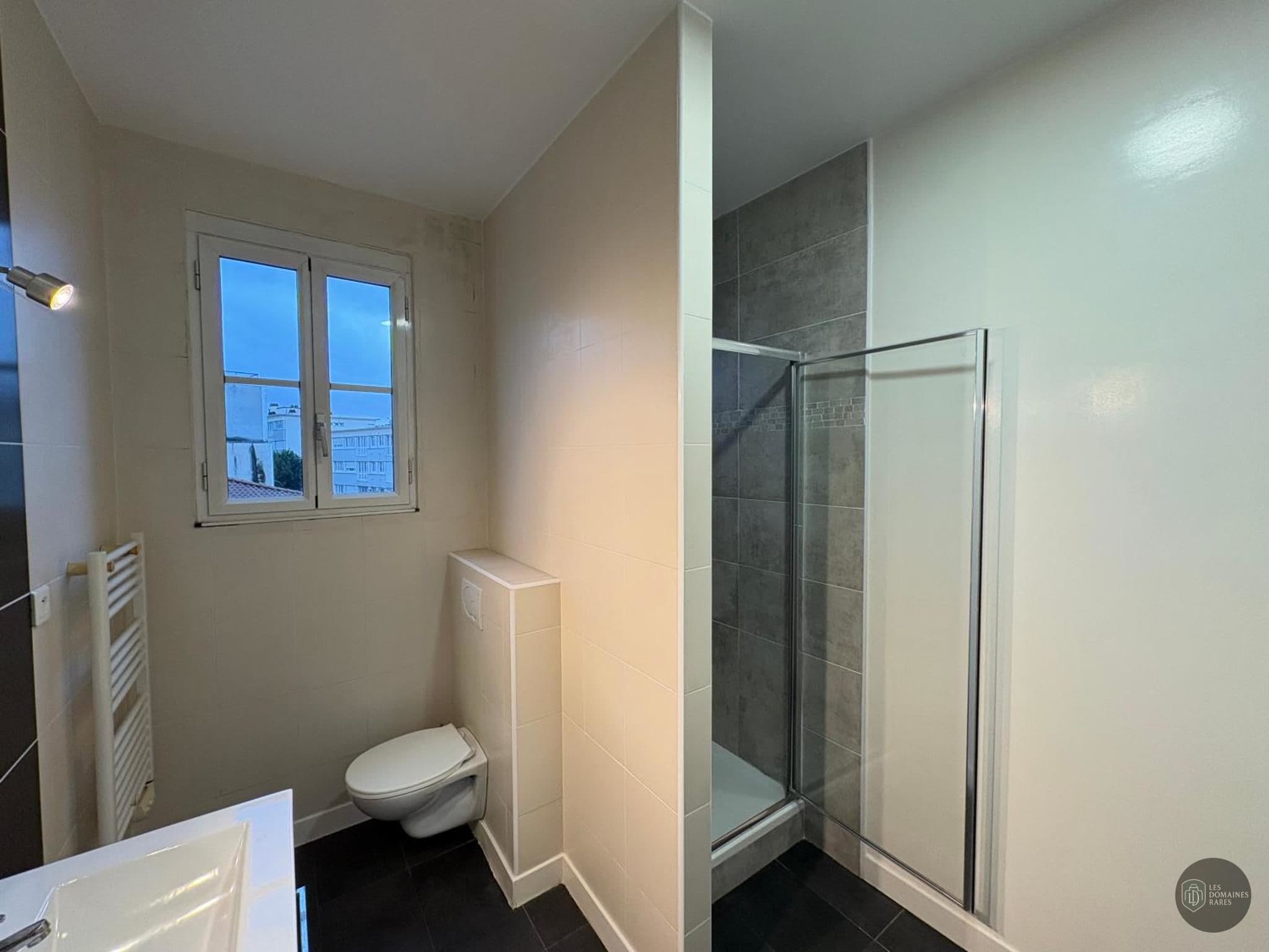 Salle de bain de l'hôtel Le Check In en Auvergne-Rhône-Alpes