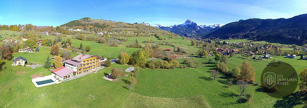 Vue extérieure du domaine Le Chenex en Auvergne-Rhône-Alpes