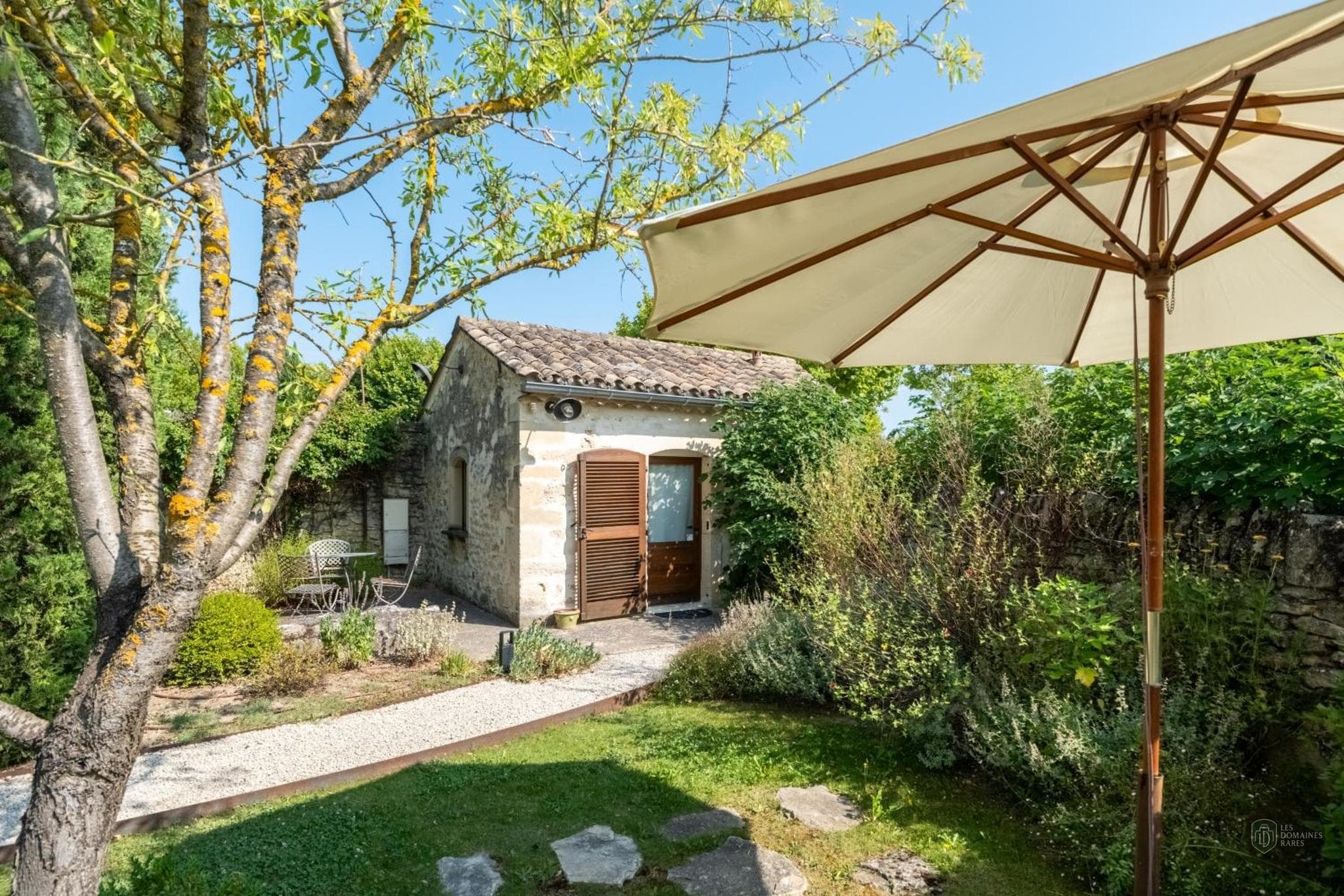 Vue extérieure de l'hôtel Le Clair de la Plume en Auvergne-Rhône-Alpes