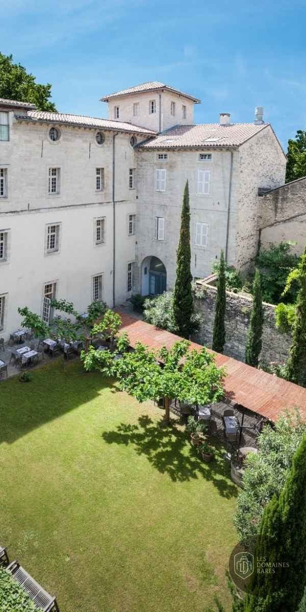 Vue extérieure de l'hôtel Le Cloître à Marseille en Provence-Alpes-Côte d'Azur