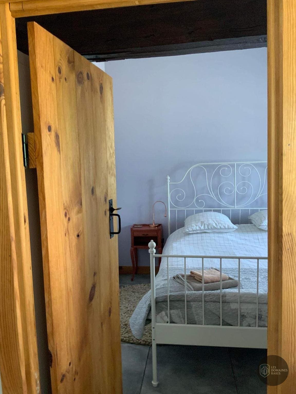 Chambre du domaine Le Cloître ouvert en Île-de-France