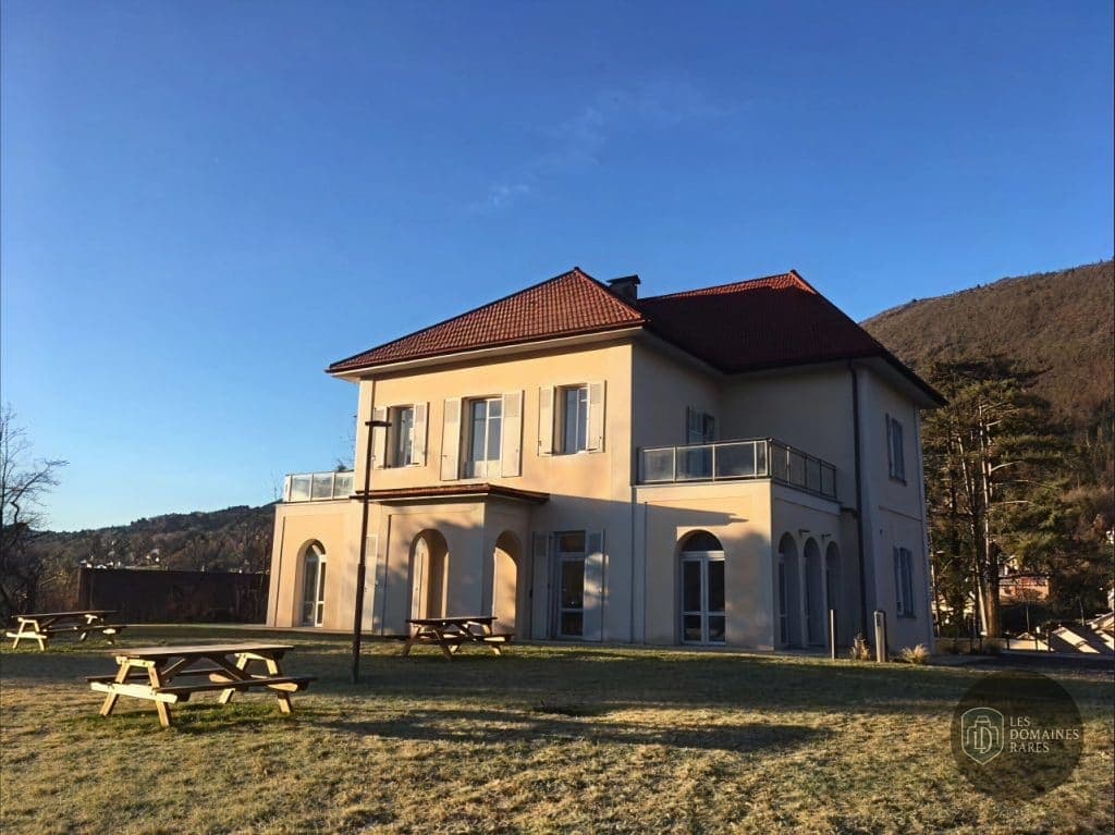 Vue extérieure du domaine Le Clos Berthet à Sévrier en Auvergne-Rhône-Alpes