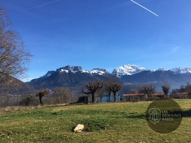 Vue extérieure du domaine Le Clos Berthet à Sévrier en Auvergne-Rhône-Alpes