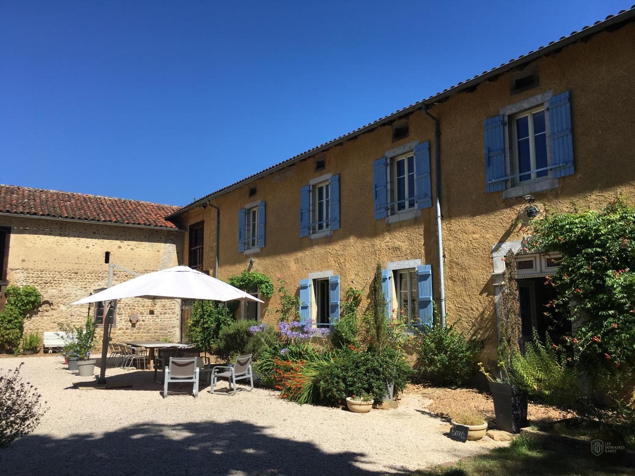 Vue extérieure du domaine Le Clos Galan à Galan en Occitanie