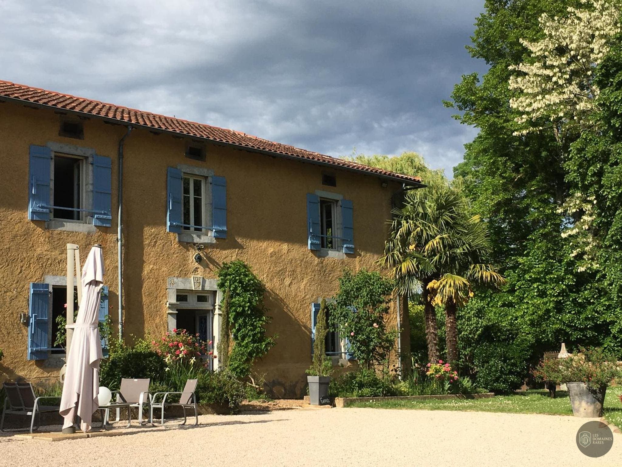 Vue extérieure du domaine Le Clos Galan à Galan en Occitanie