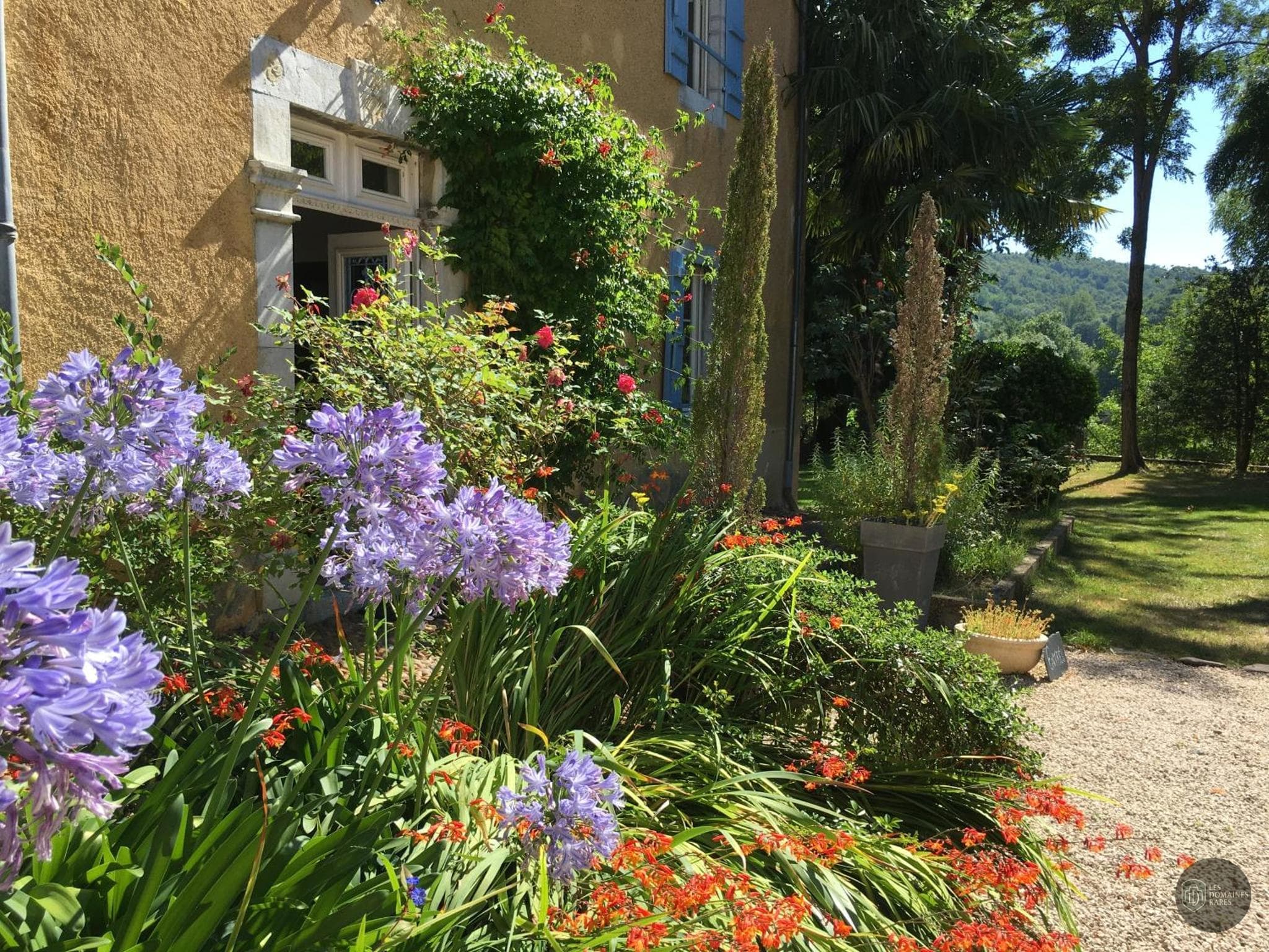 Vue extérieure du domaine Le Clos Galan à Galan en Occitanie