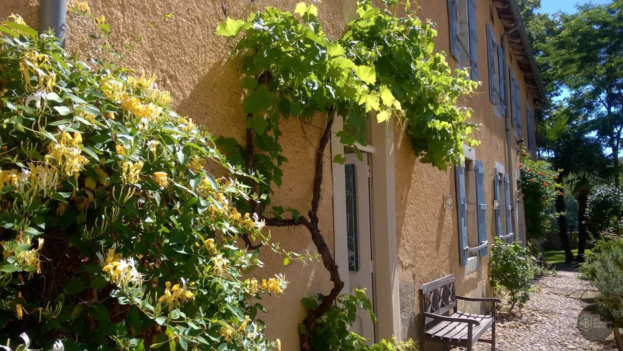 Vue extérieure du domaine Le Clos Galan à Galan en Occitanie