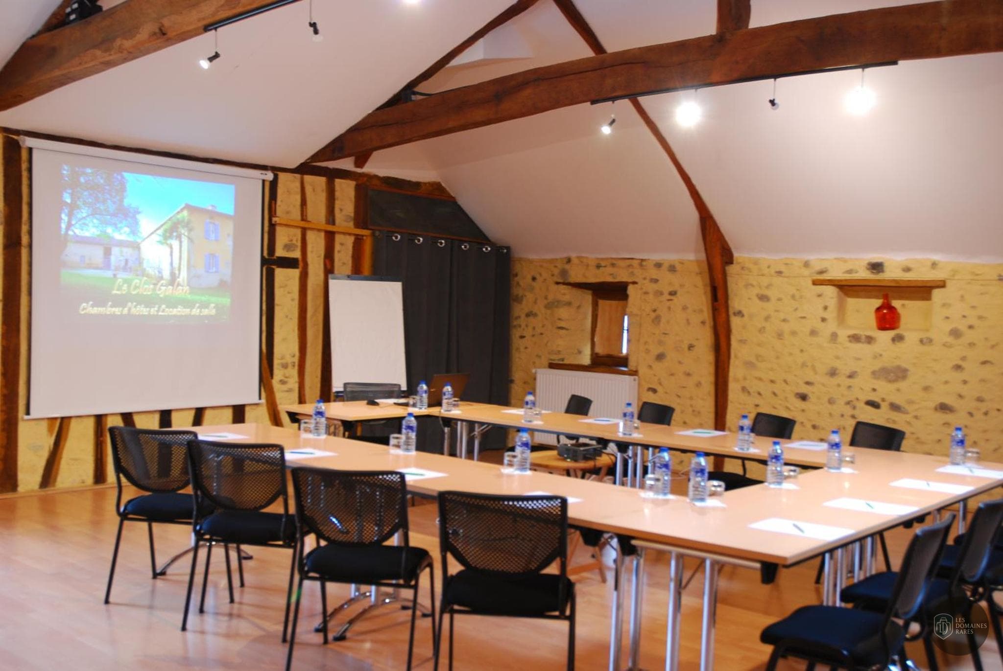 Salle de réunion 2 du domaine Le Clos Galan à Galan en Occitanie