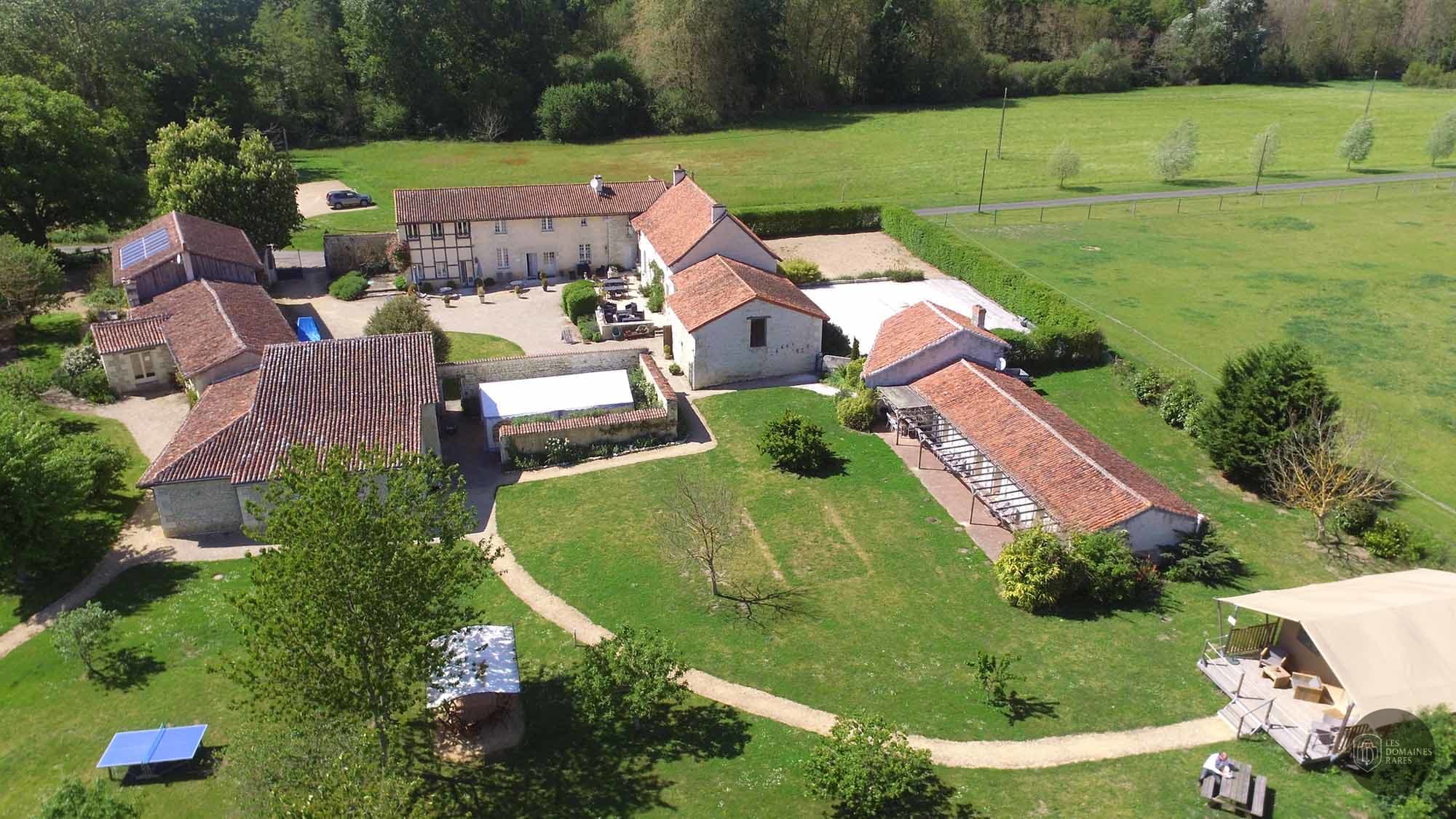 Vue extérieure du lieu Le Clos de Saires à Saires en Nouvelle-Aquitaine
