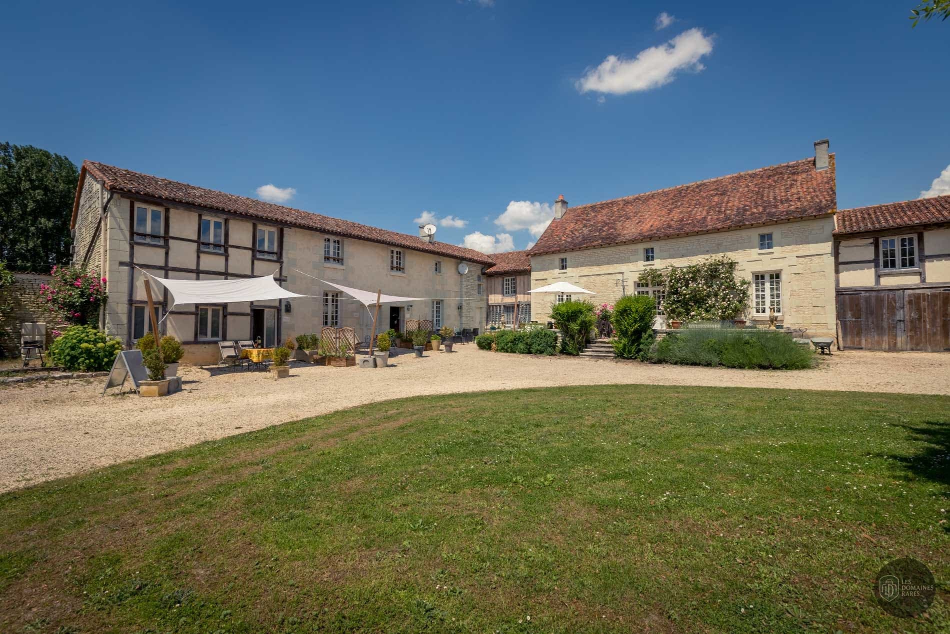 Vue extérieure du lieu Le Clos de Saires à Saires en Nouvelle-Aquitaine